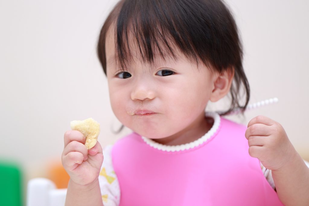 パンを食べる赤ちゃん